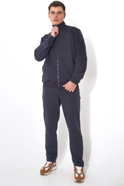 Костюм с джемпером на молнии и брюками