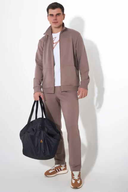 Костюм с джемпером на молнии и брюками