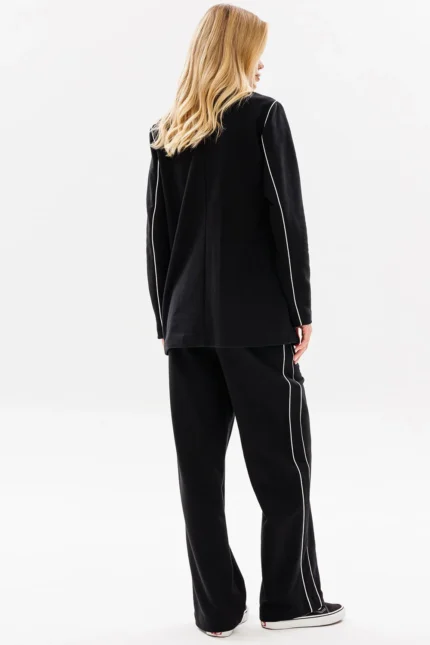 Черный жакет и черные брюки