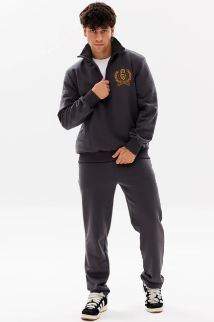 Брюки и джемпер