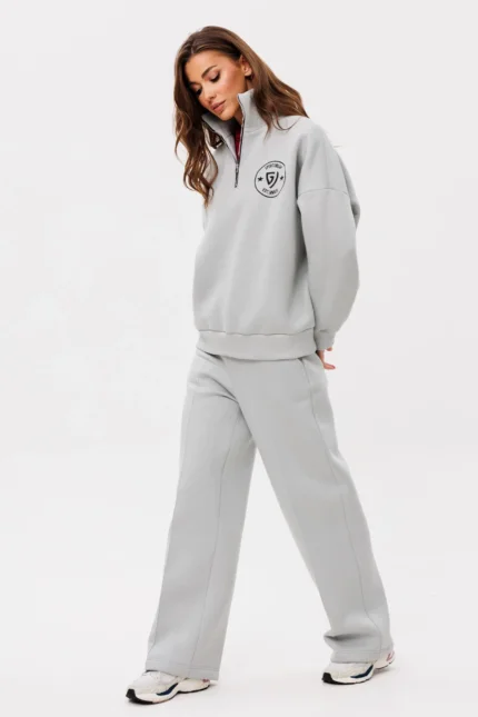 Джемпер с вышивкой - герб и прямые брюки