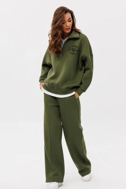 Джемпер с вышивкой - герб и прямые брюки