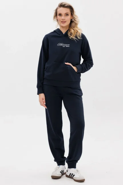 Костюм с худи-реглан с печатью на переде и брюками с манжетами