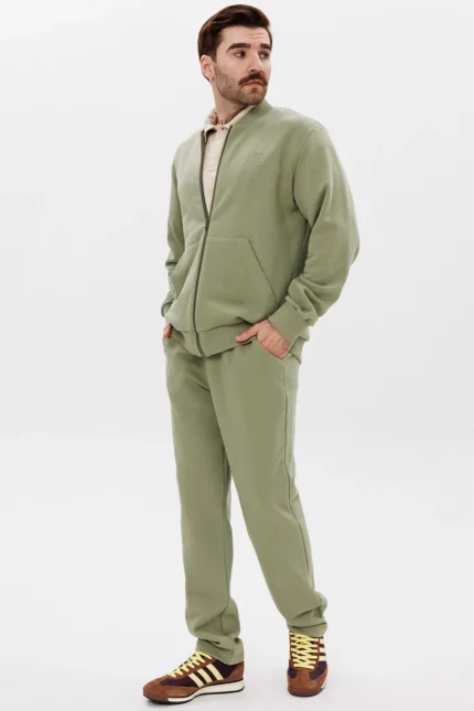 Костюм с бомбером на молнии и брюками