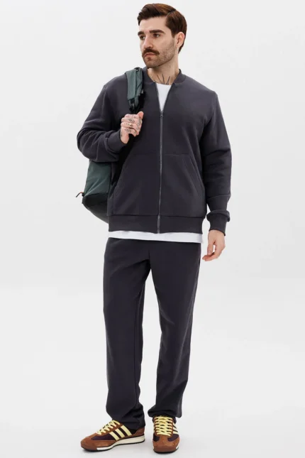 Костюм с бомбером на молнии и брюками