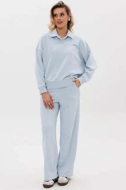 Костюм со свитшотом-поло и элегантными брюками