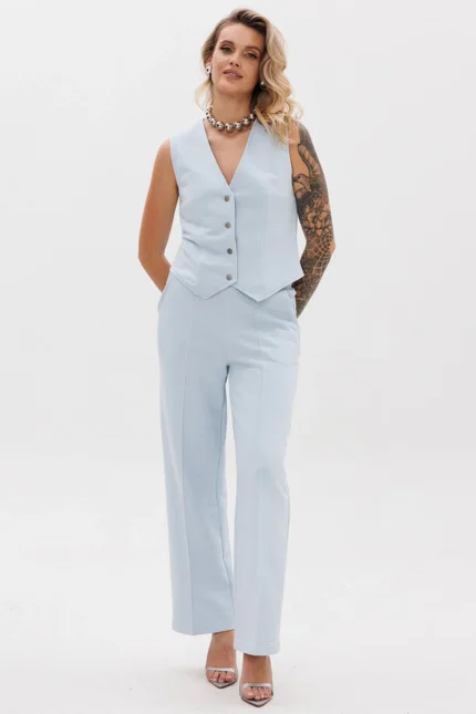 Костюм с укороченной жилеткой и прямыми брюками