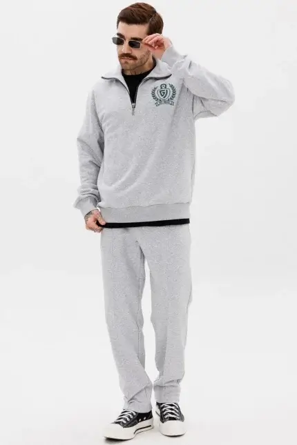 Джемпер с контрастной вышивкой и брюками