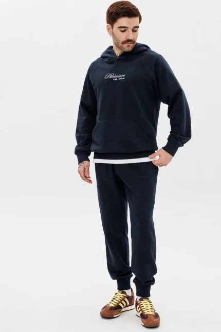 Костюм с худи-реглан с печатью на переде и брюками с манжетами