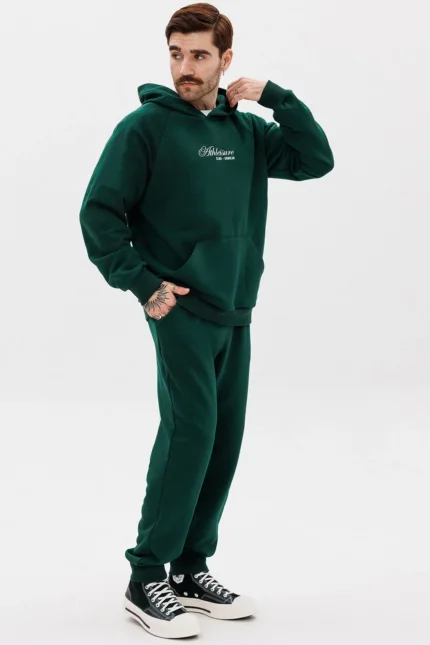 Костюм с худи-реглан с печатью на переде и брюками с манжетами