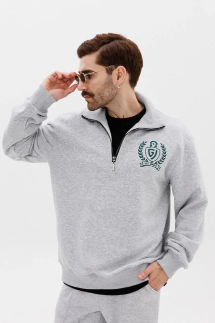 Джемпер с дизайнерской вышивкой