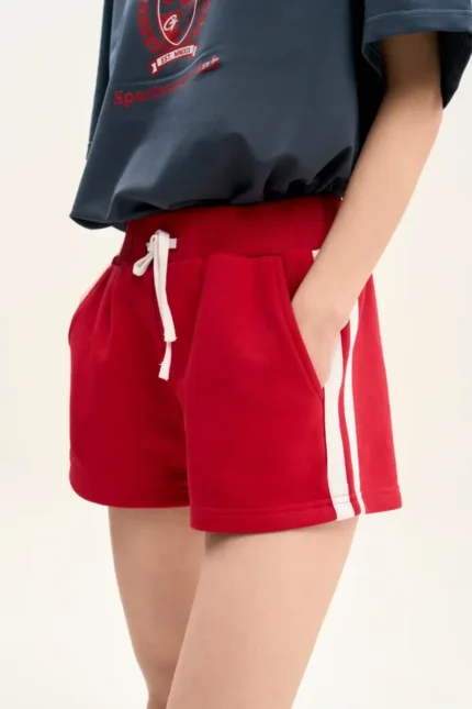 Спортивные шорты с белыми лампасами