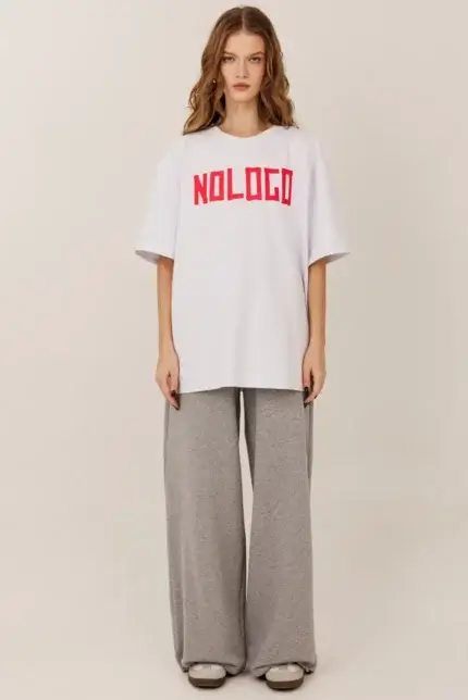 Женская футболка оверсайз с печатью изолентой