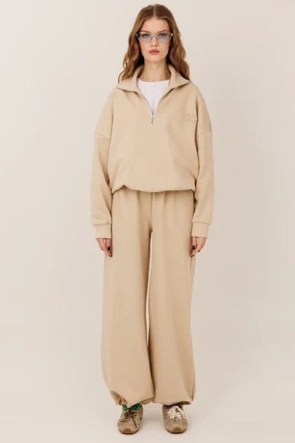 Спортивный костюм с халф-зип свитшотом и брюками с кулиской по низу