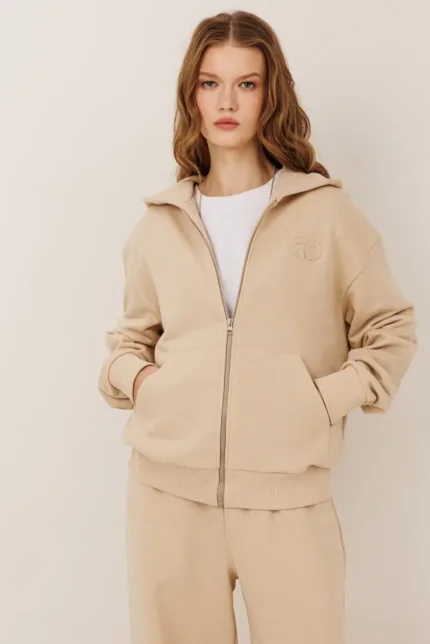 Худи на молнии с дизайнерской вышивкой